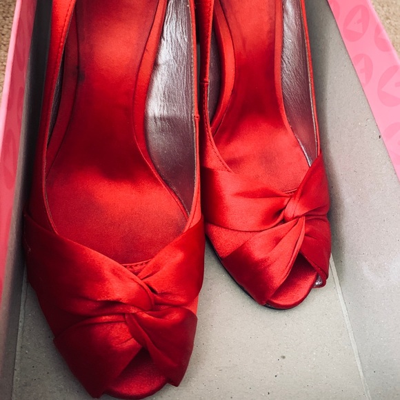 Mootsies Tootsies Red Satin Heels - Picture 2 of 4